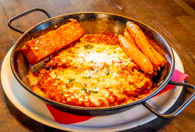 Cucina Lupo signature dishes Chicken Parmigiana
Pappardelle Bolognese
Fettucine Alfredo